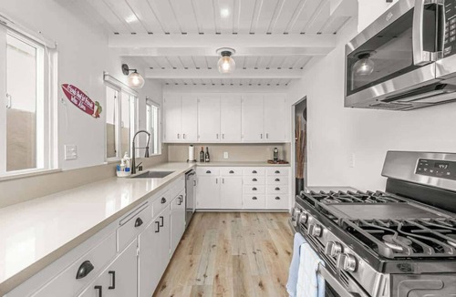 Hermosa Beach House | Beachside Bungalow 5 Minute Walk to Shore