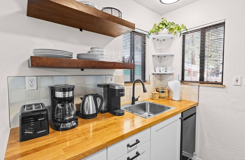 Summit Estates Cabin | Bear and Birdie's Pet Friendly Cabin w/Hot Tub