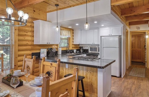Summit Estates Cabin | Bear Kub Kabin + Games + 1 Block to Snow Summit!