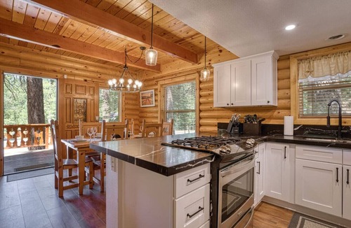 Summit Estates Cabin | Bear Kub Kabin + Games + 1 Block to Snow Summit!
