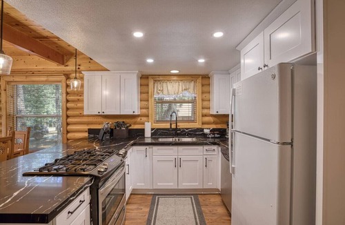 Summit Estates Cabin | Bear Kub Kabin + Games + 1 Block to Snow Summit!