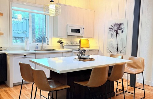 Munds Park House | Bear Treehouse - An acre of cool pines, AC, walking distance to fun!