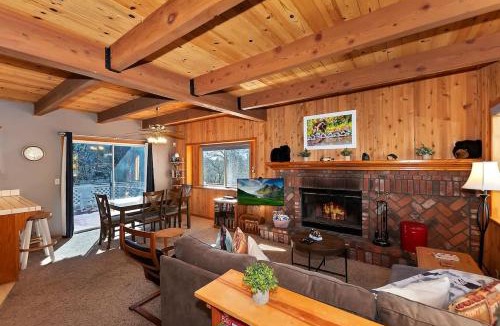 Upper Moonridge House | Bearfoot Den 0.9 Miles to Bear Mountain Ski Resort