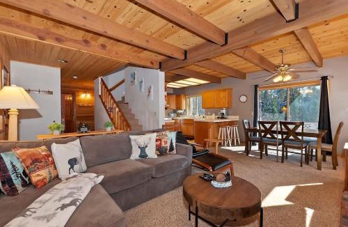 Upper Moonridge House | Bearfoot Den 0.9 Miles to Bear Mountain Ski Resort