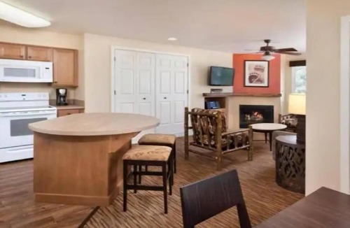 Fox Farm Resort | Beautiful Big Bear Resort with Loads of Amenities Dec 22 - 29 2023