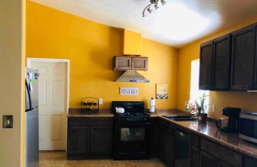 Imperial House | Beautiful Country Home w/King Beds, free wifi & free parking