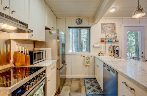 Tahoe Pines Cabin | Beautiful family and dog-friendly cabin with gas fireplace, puzzles & games