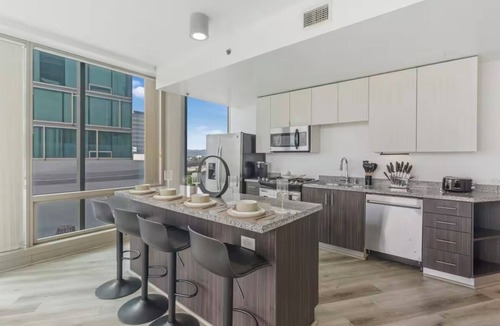 Vernon Apartment | Beautiful luxury high-rise condo with views of downtown Los Angeles in Koreatown