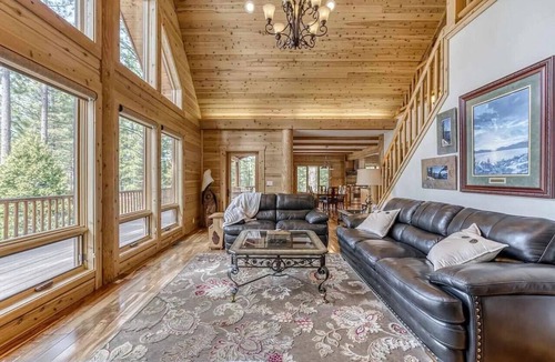 Whitehawk House | Beautiful mountain log home located near world famous hiking, skiing and golfing