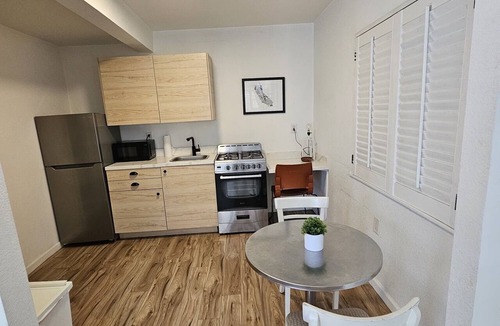 Prescott Apartment | Beautifull Renovated Designer Staged Studio Close to Bart and Prescott Market