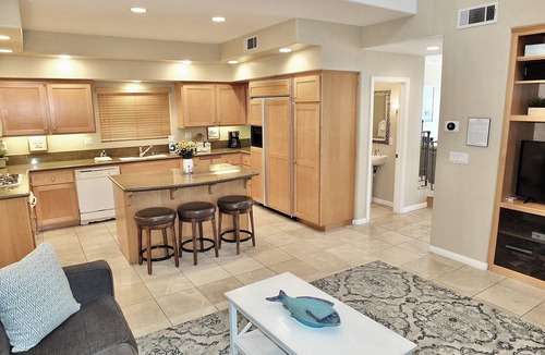 Belmont Shore House | Beauty by the Beach – Stunning 3 BDR for 8, Walk to Beach and 2nd Street!