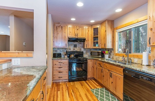 Truckee Cabin | Bernese's Bungalow - Mountain Escape: Dog-Friendly Cabin near Hiking and Golf