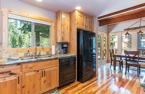 Truckee Cabin | Bernese's Bungalow - Mountain Escape: Dog-Friendly Cabin near Hiking and Golf
