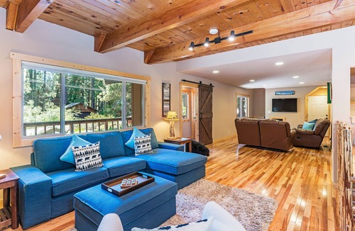 Truckee Cabin | Bernese's Bungalow - Mountain Escape: Dog-Friendly Cabin near Hiking and Golf