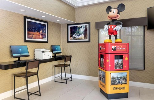 Anaheim Resort Hotel | Best Western Plus Raffles Inn & Suites