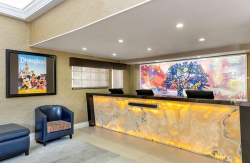 Anaheim Resort Hotel | Best Western Plus Raffles Inn & Suites