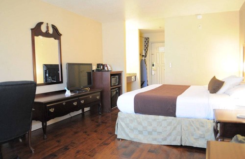 Palmdale Hotel | Best Western Plus John Jay Inn & Suites