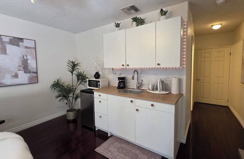 Beverly Hills House | Beverly Hills Studio with Unique Round Bed Adj to Cameo Hotel & Rodeo Drive