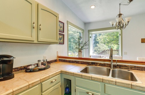 Big Bar House | Big Bar Home w/Hot Tub & Fire Pit!