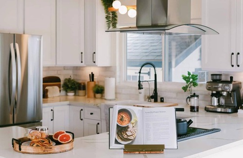 Point Loma Heights House | Bikes, beach gear, private yard + walk to sand — your OB surf & chill escape awaits.