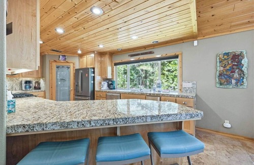 Strawberry House | Black Bird Lodge~ Minutes from Lake & Skiing
