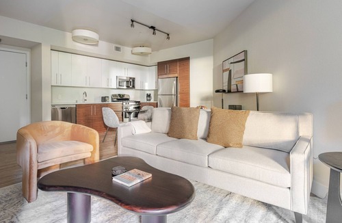 Centennial Apartment | Blueground | Centennial, pool, nr Courthouse