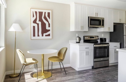 Midtown Apartment | Blueground | Midtown, pool, nr Stanford Park
