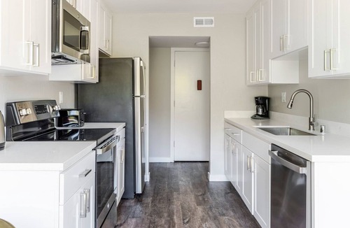 Midtown Apartment | Blueground | Midtown, pool, nr Stanford Park