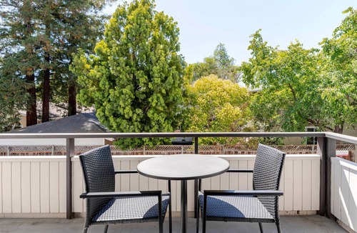 Midtown Apartment | Blueground | Midtown, pool, nr Stanford Park