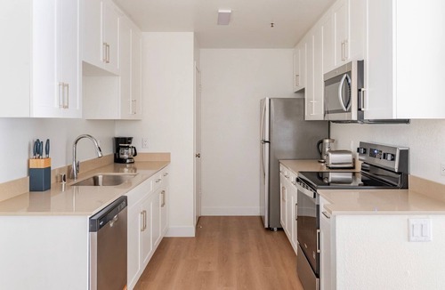 Shoreline West Apartment | Blueground | Shoreline West, pool, nr Shoreline Park