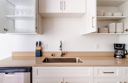 Shoreline West Apartment | Blueground | Shoreline West, pool, nr Shoreline Park