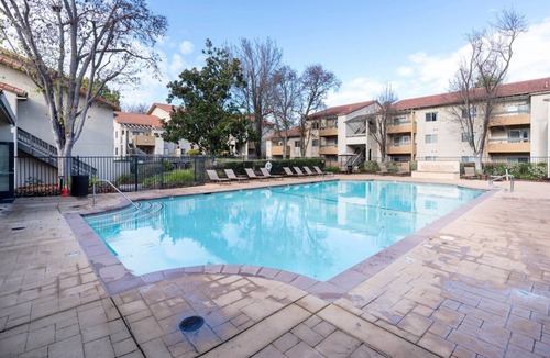 Shoreline West Apartment | Blueground | Shoreline West, balcony, nr Shoreline Park
