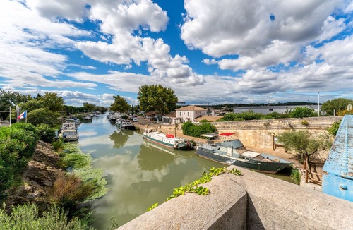 Bellegarde Boat Rental | Boat 'Pénichette Odyssey Cruises' with Lake View, Private Terrace and Air Conditioning