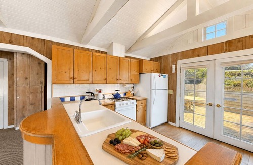 Salmon Creek Cabin | Bodega Bay~Beach Retreat~Easy Walk to Sand-Surf-Fun–Fisherman’s Cottage