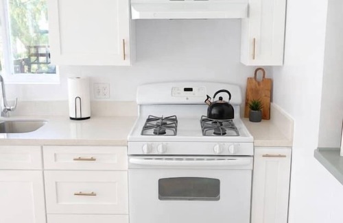 San Luis Obispo House | Boho Bungalow+walkable+stocked kitchen+BBQ+private