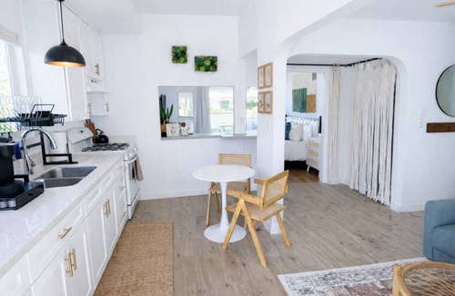 San Luis Obispo House | Boho Bungalow+walkable+stocked kitchen+BBQ+private