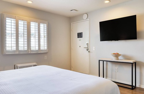 Laguna Beach Hotel | Boutique Hotel + Pool + Hot Tub + Terrace + Walkable | The Mara by AvantStay