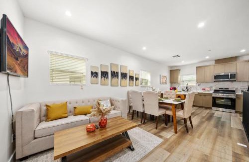 Rampart Village House | BRAND NEW house 4BR 4BA in Los Angeles with Parking)