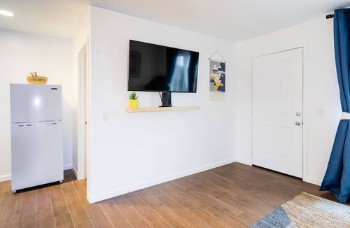 Desert Hot Springs Apartment | Breezy-2BR-Gated Unit w Kitchenette