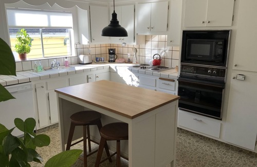 Crockett House | Bridgeview - A Clean and Cozy Getaway for Two