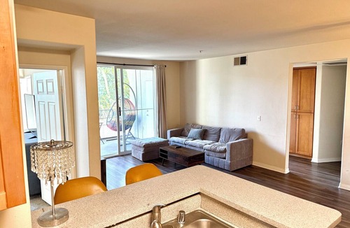 Del Rey Apartment | Bright 2-bedroom apartment with a large pool by the beach in Marina Del Rey