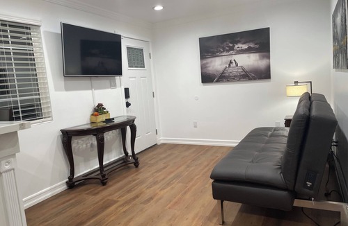 Burbank Apartment | Bright and Cozy Guest House
