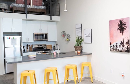 Lacy Apartment | BRIGHT + MODERN OC LOFT GETAWAY!