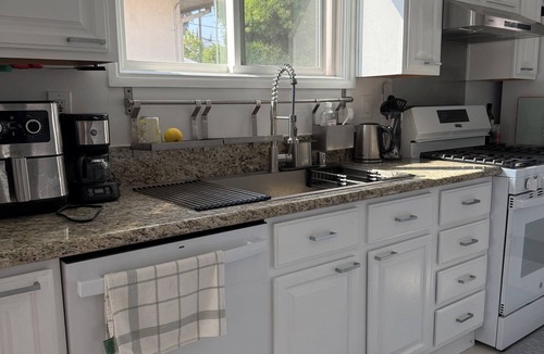 Palms House | Bright & Serene West LA Home, easy access to UCLA, Santa Monica & Attractions.