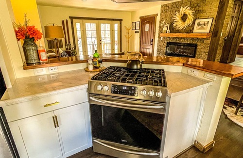 North Upper Truckee Cabin | Cabin in the Pines - Hot Tub, Dog & Kid Friendly