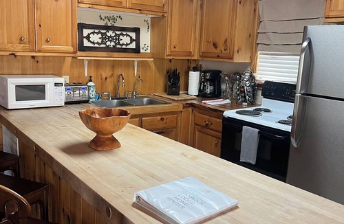 Fern Valley Cabin | Cabin in the Woods "Sky Rock Lodge" with Hot Tub, walk to town with a/c units