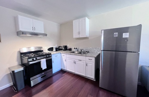 Allied Gardens Cottage | Calligraphy guest suite w/private deck & entrance