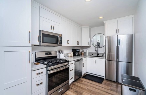 Coronado House | Camellia Suite I Walkable Near Shops + Dining