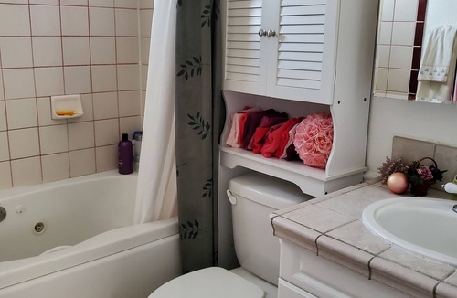 Reno/Tahoe Airport Bed & Breakfast | Capecod style home in suburban reno