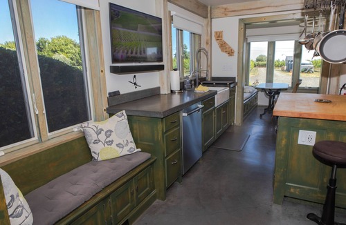 Sonoma House | Carneros Winemaker Estate bw Sonoma & Napa: Sleeps 4, Vineyard, Pool, Spa, Bikes
